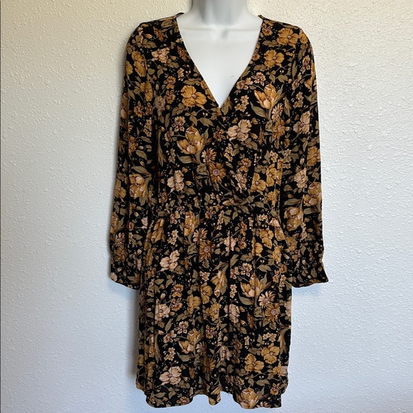 American Eagle Outfitters Tops - American Eagle Outfitters Black Gold Floral Faux Wrap Tunic Size Medium Tall